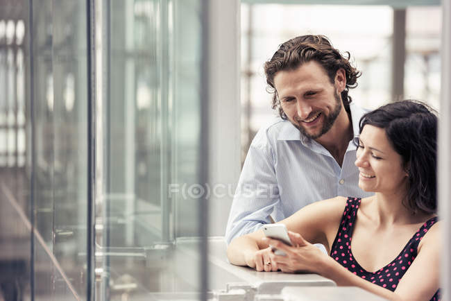 Hombre y mujer lado a lado afuera - foto de stock