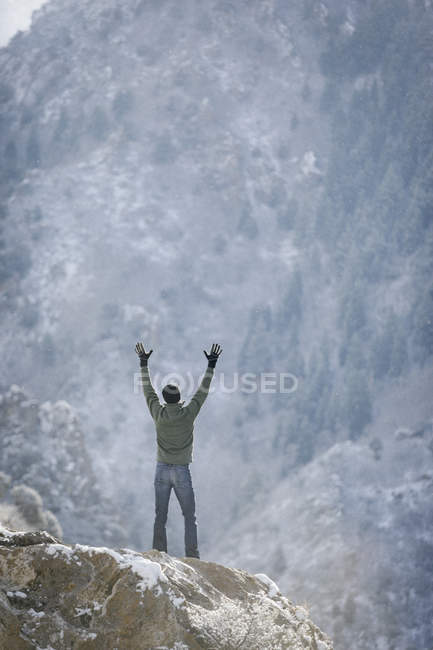 Homem cumprimentando o sol nas montanhas . — Fotografia de Stock
