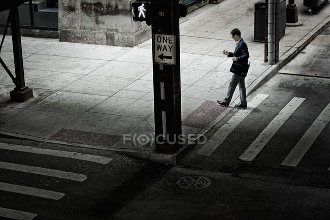 Бізнесмен на міській вулиці — стокове фото