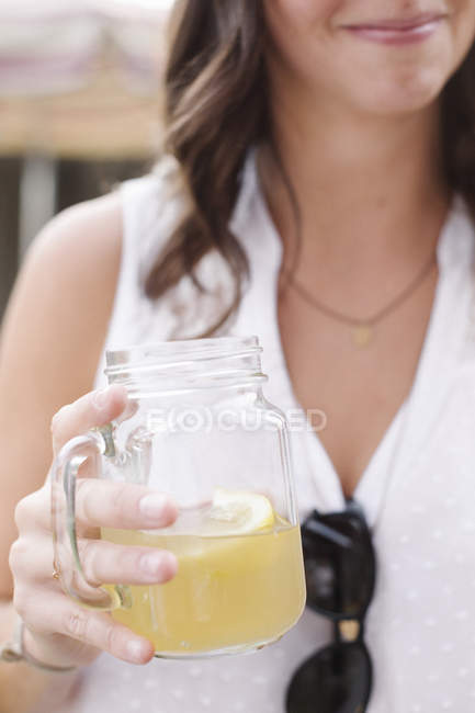 Mulher segurando uma bebida . — Fotografia de Stock