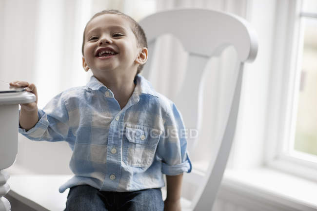 Young boy smiling and looking up. — Stock Photo