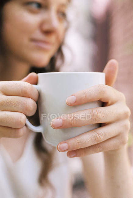 Femme tenant une tasse de thé . — Photo de stock