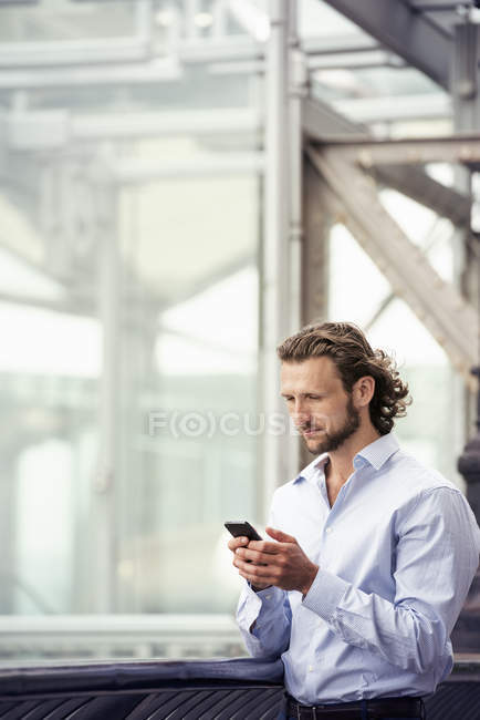 L'homme vérifie son téléphone portable — Photo de stock