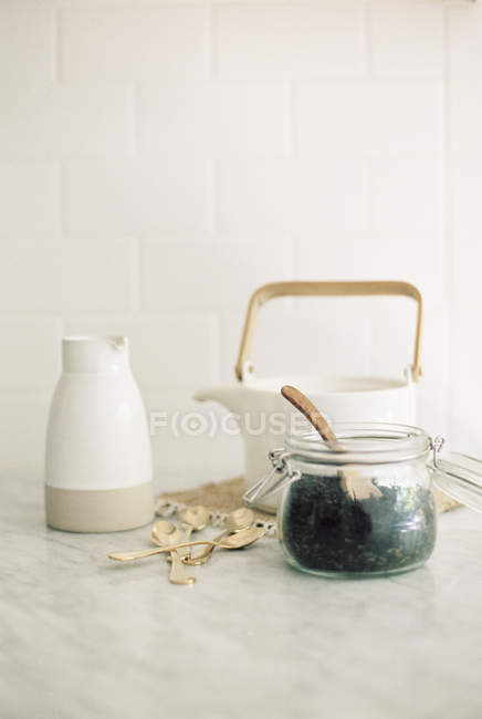 Panela de chá, jarro e um jarro de vidro — Fotografia de Stock