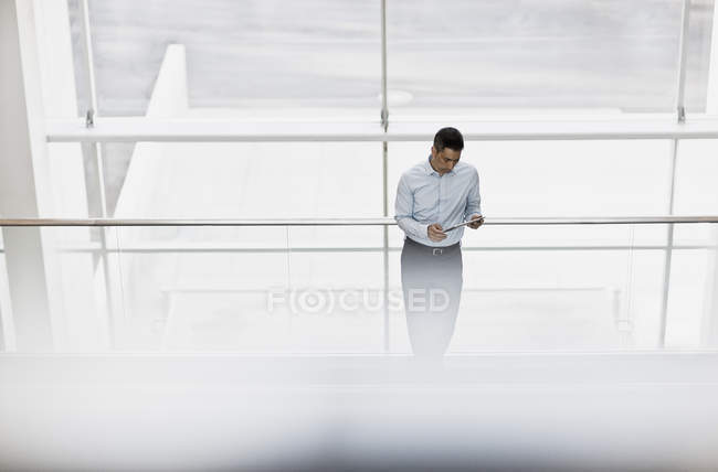 Человек проверяет свой смартфон — стоковое фото