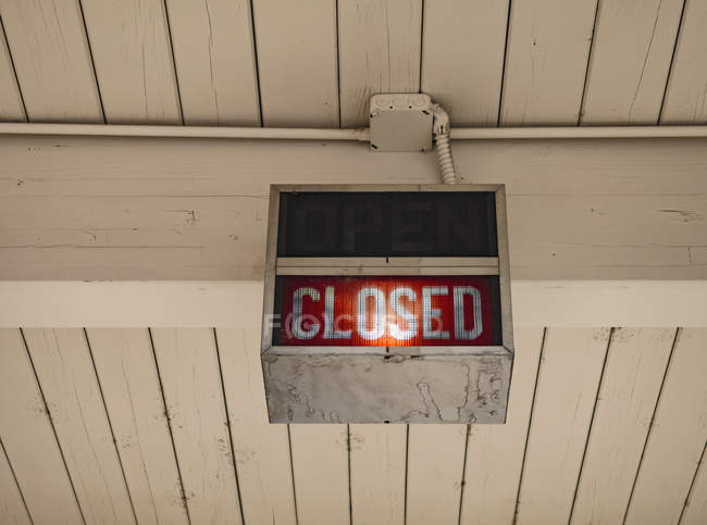 Neon sign saying Closed — Stock Photo