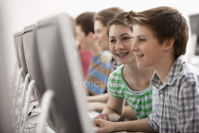 Boys and girls, working in class — Stock Photo