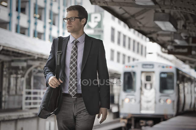 Uomo d'affari su una piattaforma della stazione ferroviaria . — Foto stock