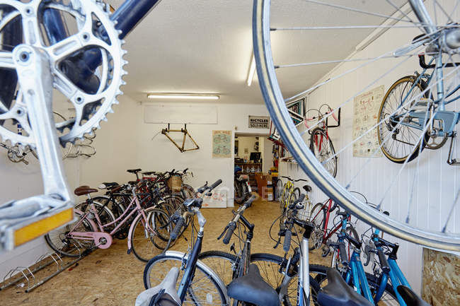 Tienda de bicicletas, repleta de bicicletas deportivas - foto de stock