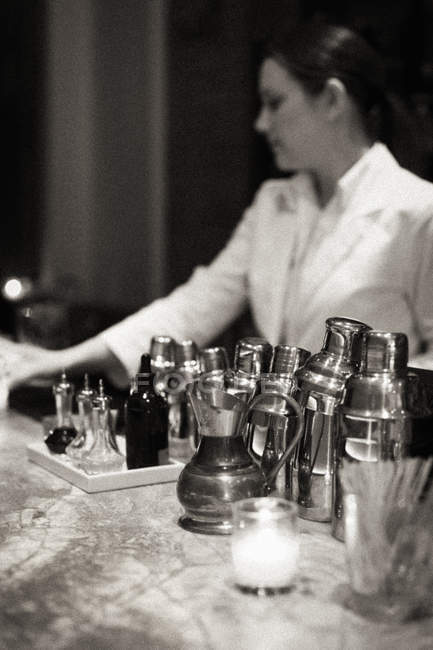 Femme mélangeant un cocktail — Photo de stock