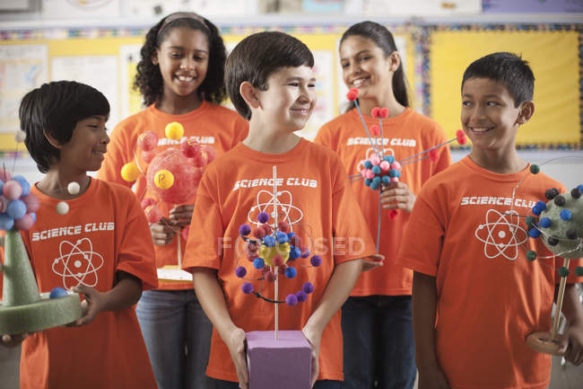 Crianças vestindo a camiseta do Clube de Ciências — Fotografia de Stock