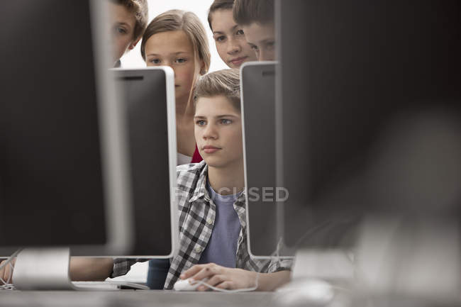 Студенты компьютерного класса — стоковое фото