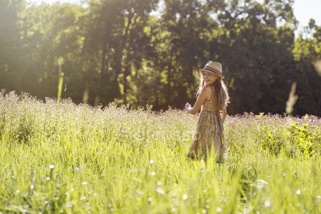 Дівчина ходить у полі — стокове фото
