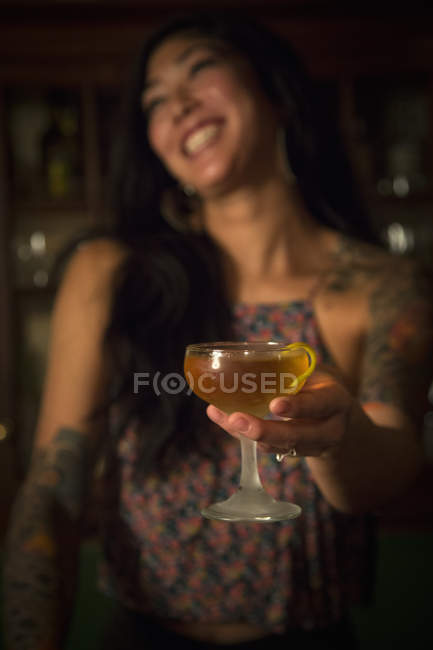 Donna che tiene un bicchiere da cocktail — Foto stock