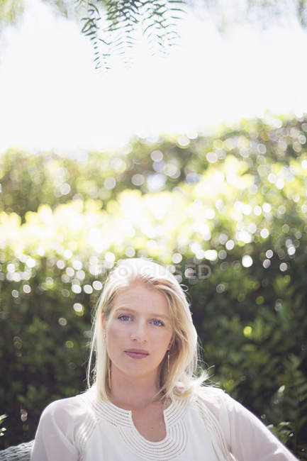 Blonde Frau im Garten. — Stockfoto