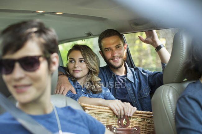 Grupo de personas dentro de un coche - foto de stock