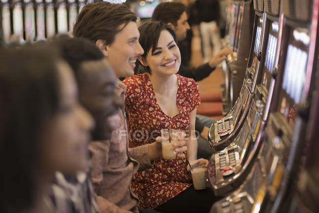 Люди грають в ігрові автомати в казино . — стокове фото