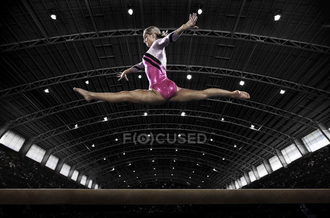 Жінка гімнастка виступає на балконі — стокове фото