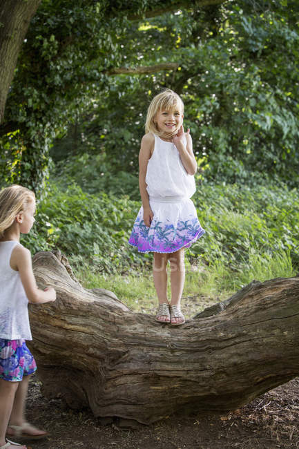 Deux jeunes filles dans la forêt — Photo de stock