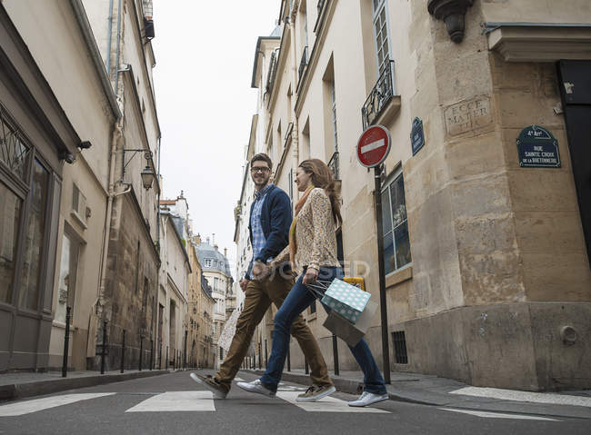Couple marchant le long d'une rue étroite — Photo de stock
