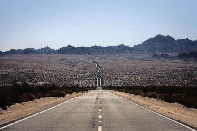 Strada attraverso il deserto . — Foto stock