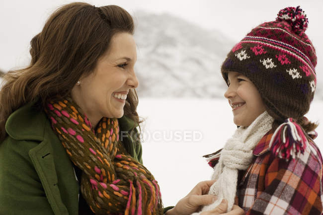 Жінка і дитина в засніжених горах . — стокове фото