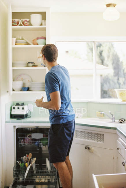 Чоловік стоїть на кухні . — стокове фото