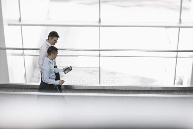 Бізнесмени біля великих вікон будівлі — стокове фото