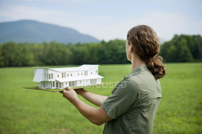 Person, die Modell des Gebäudes im Maßstab hält — Stockfoto