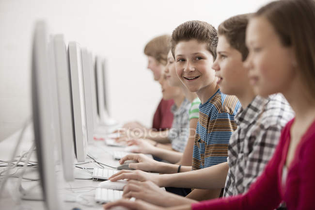 Schüler im Computerkurs — Stockfoto