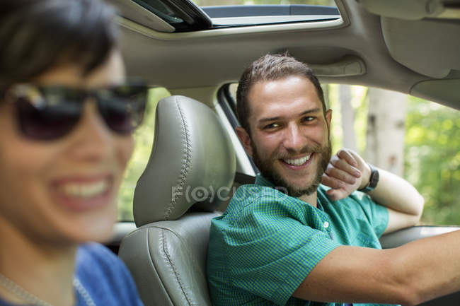 Hombre y mujer en un viaje por carretera - foto de stock