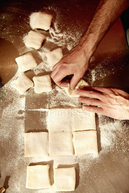 Пекарь, работающий на мучной поверхности — стоковое фото