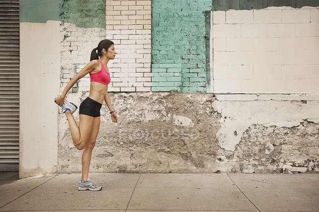 Женщина готовится к бегу — стоковое фото