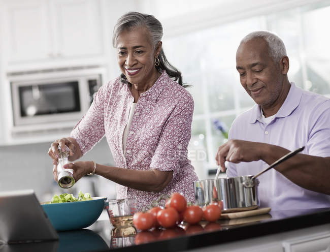 Mature couple in their kitchen — Stock Photo