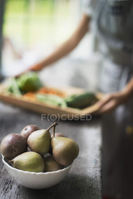 Tablett mit Gemüse. Schale mit Birnen. — Stockfoto