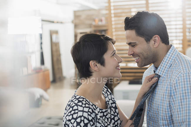 Mulher ajustando a gravata de um homem — Fotografia de Stock