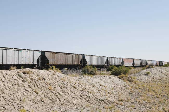 Поїзд перетину чорний рок пустелі. — стокове фото