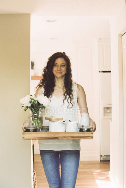 Donna che porta un vassoio con colazione — Foto stock
