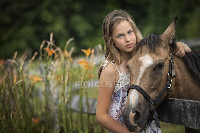 Chica joven con un pony - foto de stock