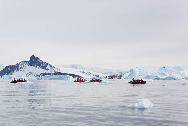 Grupo de personas en botes de goma en la Antártida . - foto de stock