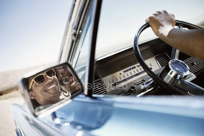 Fahrer im blauen Cabrio — Stockfoto