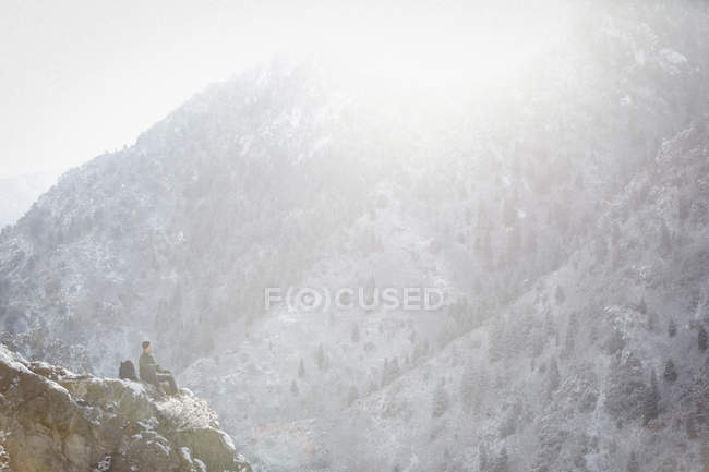 Человек отдыхает на скале — стоковое фото