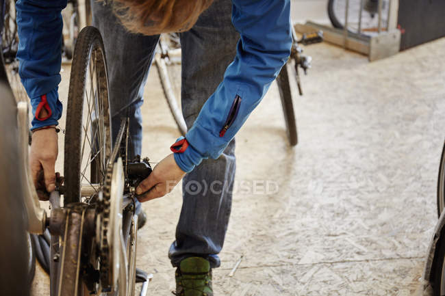 Jeune homme réparer un vélo
. — Photo de stock