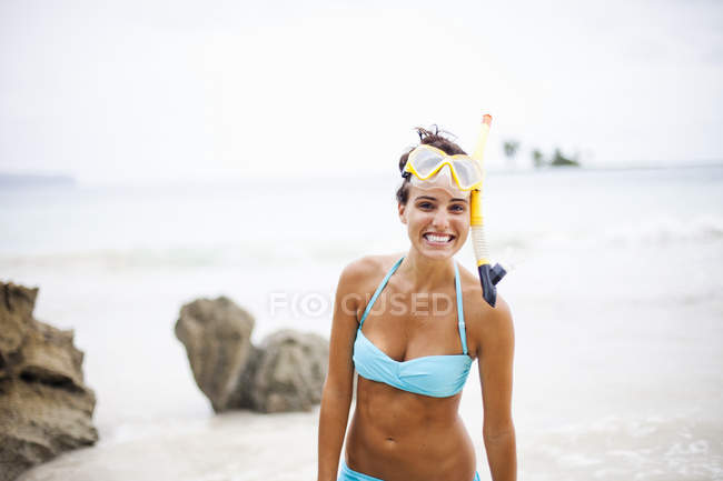 Femme portant un équipement de plongée avec tuba — Photo de stock