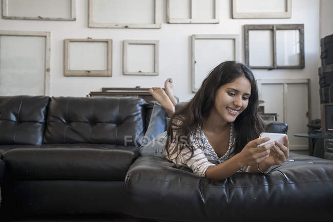 Woman using a smart phone. — Stock Photo