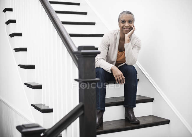 Женщина, сидящая на лестнице — стоковое фото