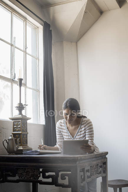 Жінка користується цифровим планшетом.. — стокове фото