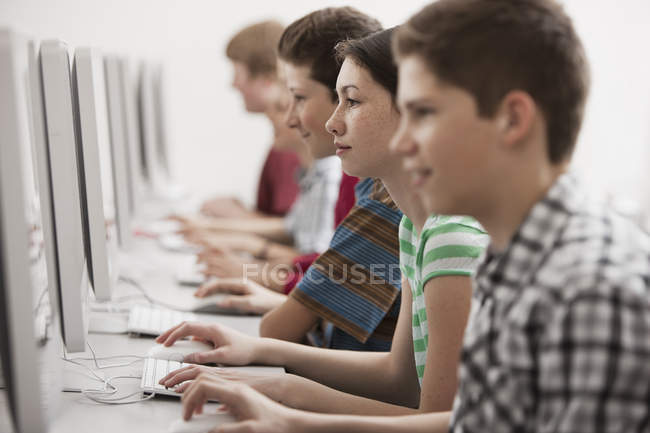Студенти в комп'ютерному класі — стокове фото