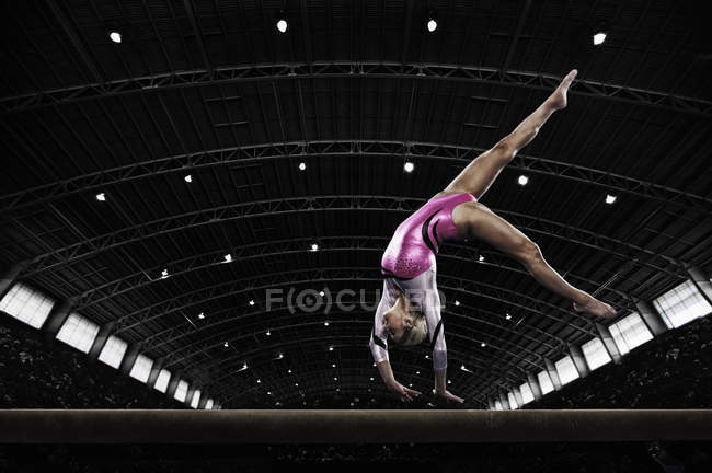 Femme gymnaste performant sur le faisceau — Photo de stock