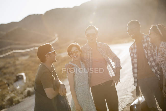 People on the road with cases — Stock Photo